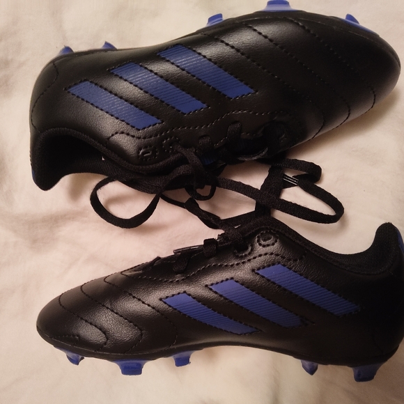 Girls Adidas black and blue soccer cleats - Picture 6 of 7